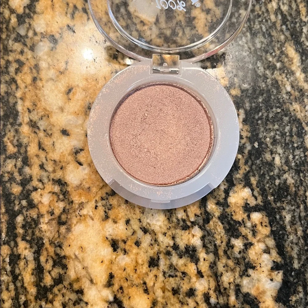 100% Pure Shimmering Taupe Eyeshadow